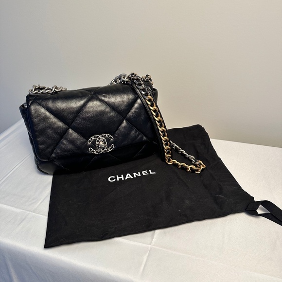 Chanel 19 Black in Small Microchipped - Picture 16 of 16